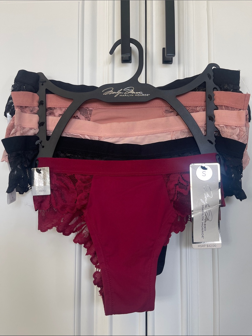 ❤️NEW!!!❤️Marilyn Monroe 5-pack of cheeky lace panties.